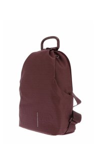 Sac à dos compact en maroon texturé avec une poignée supérieure unique, des bretelles ajustables et un logo vertical discret à l'avant.
