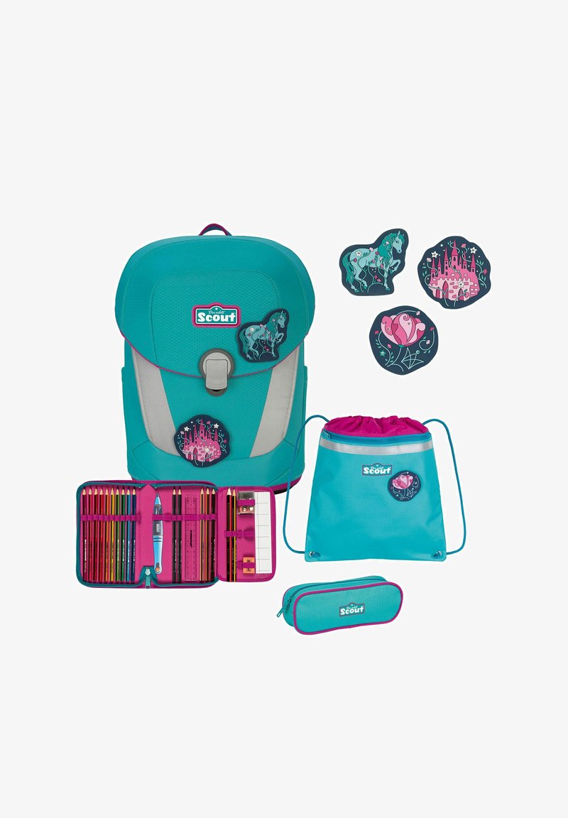 Mochila verde azulado con acentos grises, cierre frontal y parches decorativos. Incluye un estuche de lápices, una bolsa de cordón y un conjunto de lápices en colores a juego.