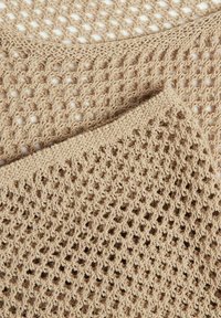 Beige gebreide stof met een open, losse weefsel en kleine diamantenpatronen. Gevoelige oppervlakte met een zachte, flexibele uitstraling.