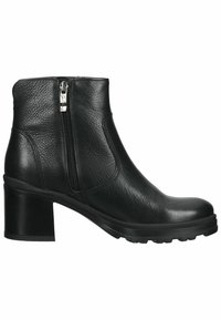 Botas de cuero negras hasta el tobillo con un acabado texturizado, cierre lateral con cremallera y un tacón grueso. La suela exterior tiene un patrón para mayor tracción.