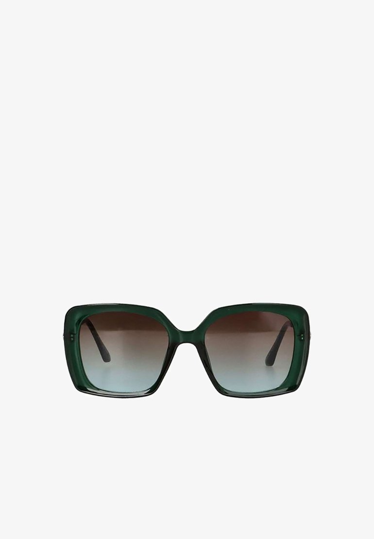 Gafas de sol de plástico verde con un marco cuadrado y grueso, lentes marrones degradados y brazos negros delgados. Textura suave sin adornos.