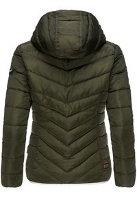 Olijfgroene pufferjack met een capuchon, voorzien van een chevron-quiltpatroon, een gladde textuur en een klein logo-patch op de linker mouw.
