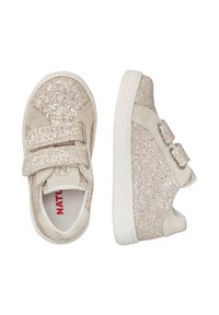 Barns beige glittrande sneakers med två kardborreband och vita sulor, visade från ovan och sidan på en vit bakgrund.