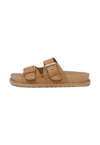 Tan-farbene Wildledersandalen mit zwei verstellbaren Riemen, metallischen Schnallen und einer strukturierten Innensohle. Flache Sohle mit einem genähten Kantendetail.