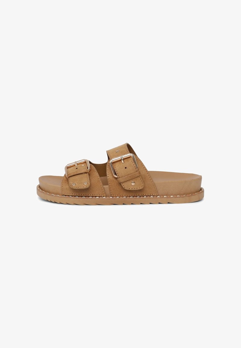 Tan-farbene Wildledersandalen mit zwei verstellbaren Riemen, metallischen Schnallen und einer strukturierten Innensohle. Flache Sohle mit einem genähten Kantendetail.
