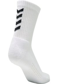 Calcetín deportivo blanco con textura acanalada, que presenta un diseño de chevron negro en el lateral. El calcetín tiene un talón y puntera reforzados.