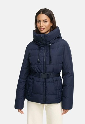 Marineblauwe pufferjacket met een hoge kraag, een taille met riem en een horizontaal gequilt design. Voorzien van een ritssluiting aan de voorkant en verstelbare trekkoorden.