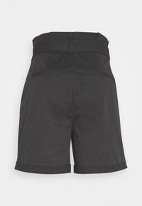 Černé šortky se strukturovaným pasem, plochými zadními kapsami a ohrnutými lemy. Vyrobené z hladkého materiálu s čistým, minimalistickým designem.