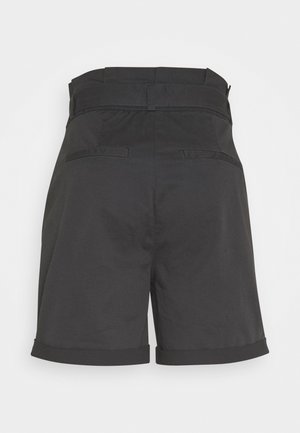 Černé šortky se strukturovaným pasem, plochými zadními kapsami a ohrnutými lemy. Vyrobené z hladkého materiálu s čistým, minimalistickým designem.