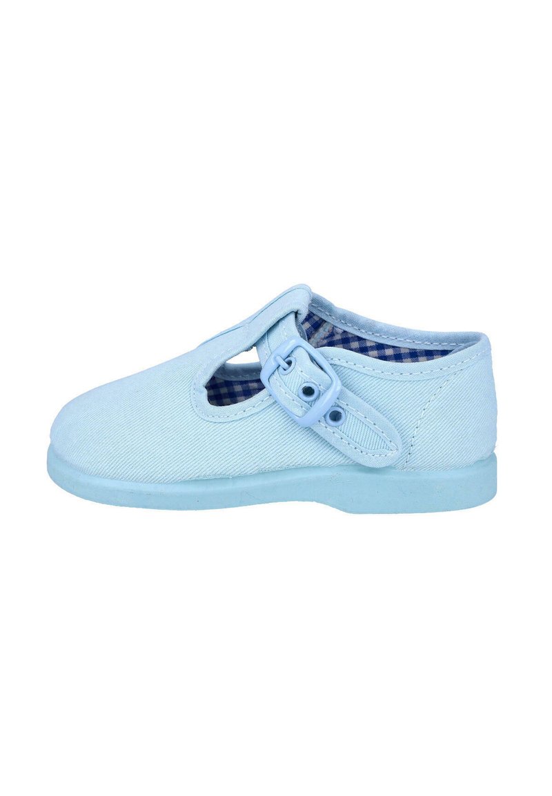 Zapatilla de lona azul clara con punta redondeada, correa ajustable con hebilla y forro interior a cuadros. Suela de goma plana.