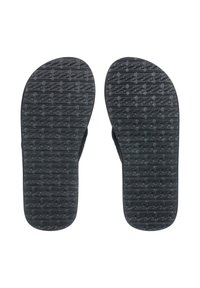 Sorte flip-flops med teksturerede gummisåler, der har et bølgemønster for greb og komfort. Designet er enkelt og funktionelt.