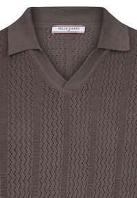 Bruine gebreide polo met korte mouwen en V-hals, met een open lattice ontwerp en verticale strepen. Etiket zegt "FELIX HARDY."