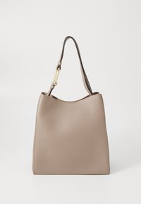 Sac hobo en cuir beige avec une surface texturée, une seule bandoulière et un détail en métal doré. Ouverture sur le dessus avec une forme arrondie.