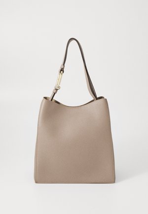 Beige leren hobo tas met een textuur oppervlak, een enkele schouderband en een gouden hardware detail. Open bovenkant met een ronde vorm.