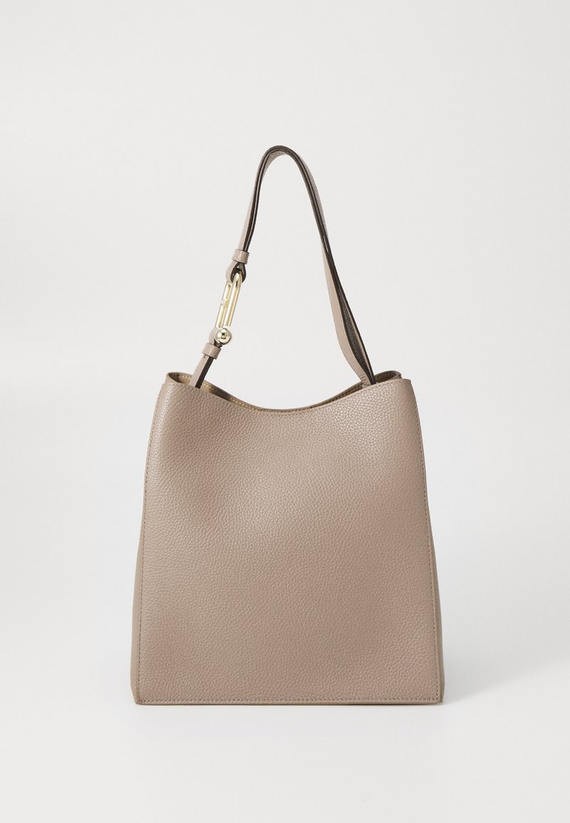 Sac hobo en cuir beige avec une surface texturée, une seule bandoulière et un détail en métal doré. Ouverture sur le dessus avec une forme arrondie.