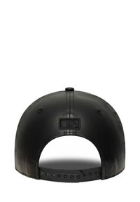 Cappellino da baseball in pelle nera con una corona arrotondata, visiera piatta, chiusura regolabile a scatto e finitura testurizzata. Presenta un piccolo logo sul retro.