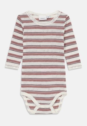 Langärmliger Body in cremefarbenen und staubrosanen Streifen, mit Spitzenbesatz am Kragen und an den Manschetten sowie Druckknöpfen im Schritt.