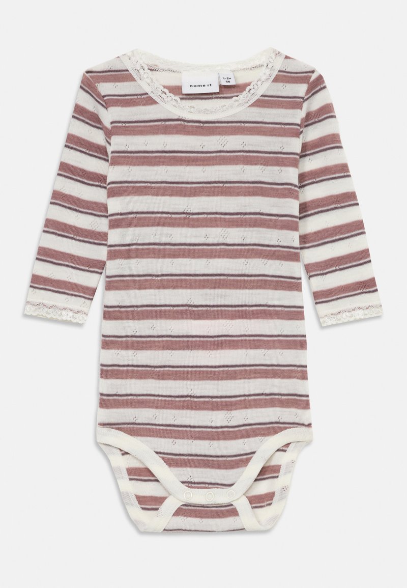 Bodysuit de mangas longas em creme e riscas rosa desbotada, com detalhes em renda na gola e nos punhos, e fechos de pressão na parte inferior.