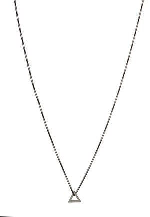 Collar con colgante de triángulo plateado sobre una delicada cadena negra. Diseño geométrico con superficie suave y un brillo sutil.