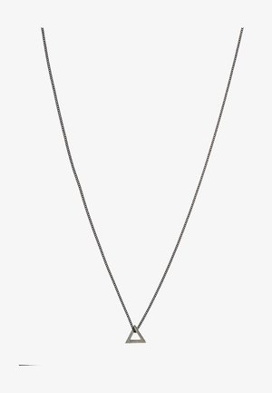 Zilveren driehoekige hanger ketting aan een delicate zwarte ketting. Geometrisch ontwerp met een glad oppervlak en subtiele glans.