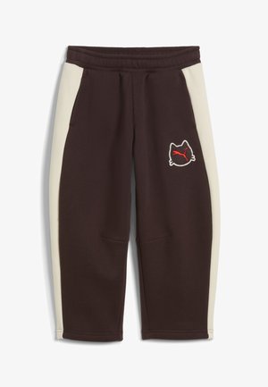 Ruskeat collegehousut, joissa on kermaan vivahtavat sivuraidat ja kissan kasvojen logo, jossa on punainen Puma-symboli vasemmassa lahkeessa.