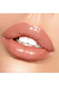 Volle, glänzende Lippen in einem sanften Nude-Pink-Ton, die eine glatte Textur und eine definierte Form betonen, mit sichtbaren weißen Zähnen.