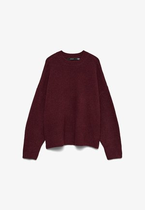 Tamsiai burgundių spalvos megztinis su apvali iškirpte ir ilgomis rankovėmis, su šonkauliniais kraštais ir apačia, išdėstytas plokščiai ant baltos fono.