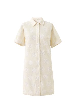 Crèmewitte jurk met korte mouwen, kraag, knopen aan de voorkant, borstzak en een subtiel textuurrijk bloemenpatroon over de hele jurk.