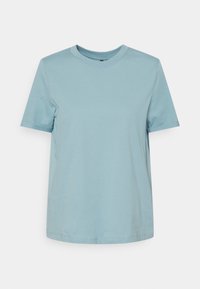 Ljusblå bomullströja med korta ärmar, rund halsringning och avslappnad passform. Slät textur, fållen slutar vid höften.