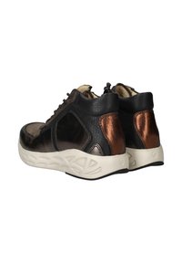 Zwarte en bronzen high-top sneakers met een leren bovenwerk, gestructureerde accenten en een witte rubberen zool met een patroon.