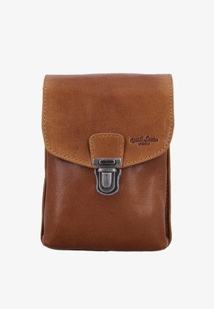 Kožený sáček v teplé hnědé barvě, s klopou na zapínání a kovovými prvky, hladkým povrchem a vyraženým logem značky na přední straně.