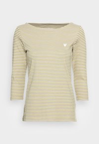 Gestreiftes langärmeliges Shirt in Olivgrün und Weiß, mit einem Bootsauschnitt und einem kleinen weißen Herzlogo auf der linken Seite.
