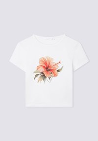 T-shirt bianco a maniche corte con una grande grafica di un fiore di hibiscus colorato in tonalità di arancione e rosa, accompagnato da foglie verdi.