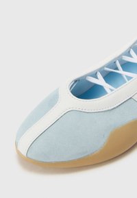 adidas Originals TAEKWONDO MEI BALLET - Baletkurpes ar siksniņu ap potīti - clear sky/footwear white