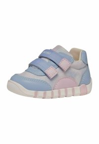 Sneaker per bambini blu chiaro e rosa con due cinturini in velcro, forma arrotondata, tessuto testurizzato e suola in gomma bianca.