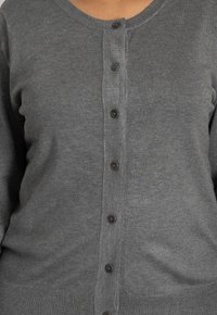 Grauer Strickcardigan mit rundem Halsausschnitt, Knopfvorderseite mit schwarzen Knöpfen und geripptem Muster an den Bündchen und dem Saum.