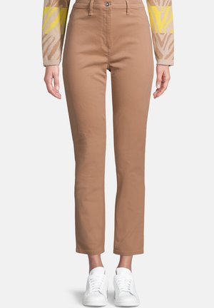 Bruine katoenmix broek met een slim fit, voorzien van een knoopsluiting, zakken aan de voorkant en gecombineerd met witte sneakers.