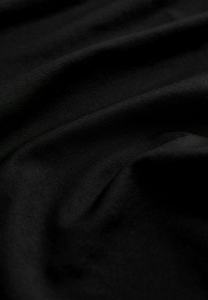Sort stof med en glat, struktureret overflade, der har subtile folder og rynker i et let, strækbart materiale.