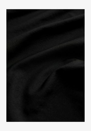 Černá látka s hladkým, strukturovaným povrchem, s jemnými záhyby a vráskami v lehkém, pružném materiálu.