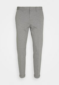 Pantaloni grigi a sigaretta realizzati in un tessuto liscio con una trama morbida. Presentano un orlo arrotolato e una cintura tradizionale. Nessun motivo visibile.