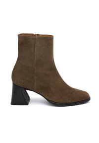 Botín de ante marrón hasta el tobillo con puntera cuadrada, tacón de bloque de altura media y cierre de cremallera lateral. Textura suave con un diseño minimalista.