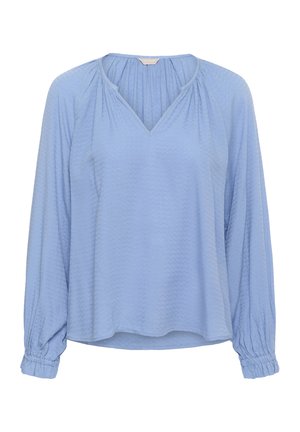 Blusa de manga larga azul claro con escote en forma de V, que presenta patrones texturizados en zigzag y mangas recogidas en los puños. Tejido suave y fluido.