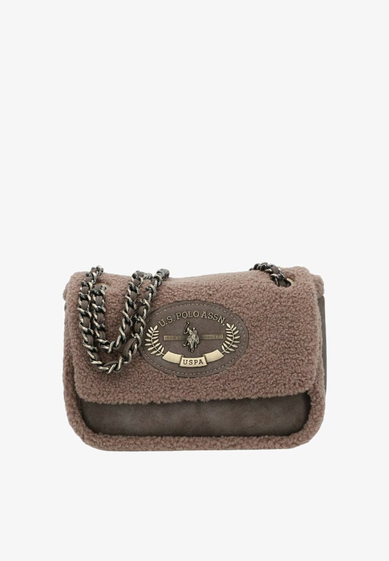 Borsa a tracolla in pile marrone con dettagli in pelle, tracolla a catena, logo ovale in metallo e forma rettangolare, che mostra una superficie strutturata.