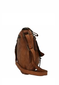 Borsa a spalla in pelle marrone con forma arrotondata, tracolla regolabile e chiusura con cerniera. Presenta hardware in metallo e superficie testurizzata.
