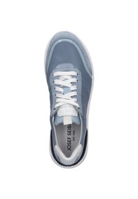 Sneaker blu in pelle con lacci bianchi, suola in gomma, riflessi chiari e pannelli testurizzati. Presenta un logo sulla soletta.