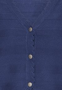 Marineblå strikket cardigan med teksturerede striber, en V-hals og dekorative sølvknapper langs frontlukningen.
