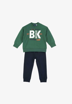 Zielony bawełniany sweatshirt z grafiką "BK FOOTBALL" oraz granatowe bawełnowe dresy z elastycznymi mankietami dla sportowego wyglądu.