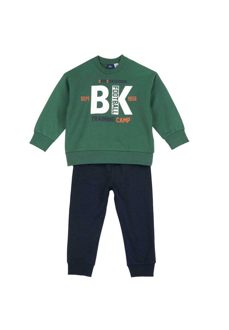 Sweatshirt en coton vert avec un graphique "BK FOOTBALL" et pantalon de jogging en coton navy avec des poignets élastiques pour un look sportif.