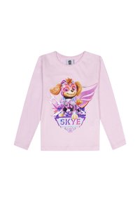 Helles, rosa langärmliges T-Shirt mit einem Grafikdruck eines Cartoon-Hundes in Superheldenbekleidung, mit lila Akzenten und dem Namen "SKYE" darunter.