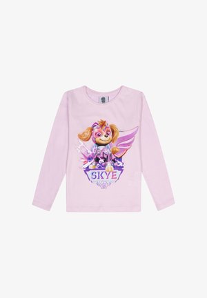 Camiseta de manga larga de color rosa claro con un gráfico de un perro de dibujos animados vestido de superhéroe, con acentos morados y el nombre "SKYE" debajo.